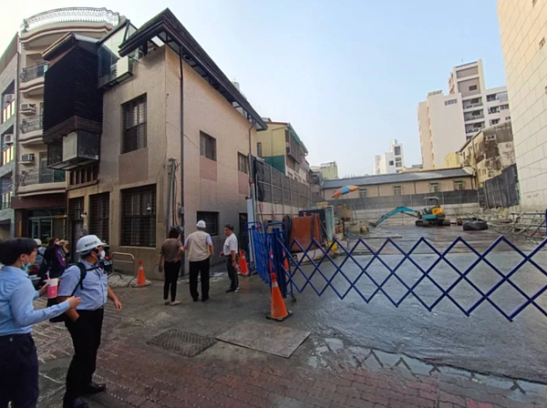 台南北區北華街建築工地開挖損鄰,工務局勒令停工並疏散11住戶。圖/工務局提供