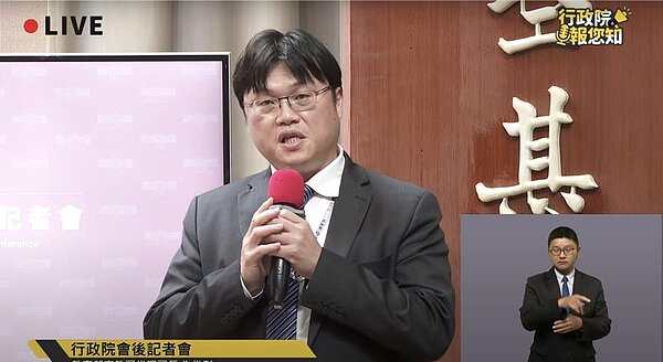 行政院院會通過教育部擬具「私立學校法第62條」修正草案,衡平公私立學校抵稅額適用差異,若透過興學基金會指定與非指定捐款予學校法人或學校者,可比照捐款給公立學校,全數作為列舉扣除額或列為費用或損失。(翻攝自行政院直播)