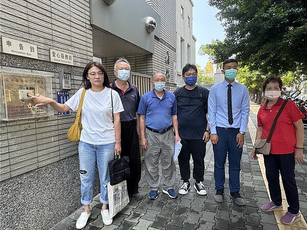 受災戶在市議員沈震東(右二)陪同下,前往台南地檢署按鈴申告。圖/曹婷婷攝