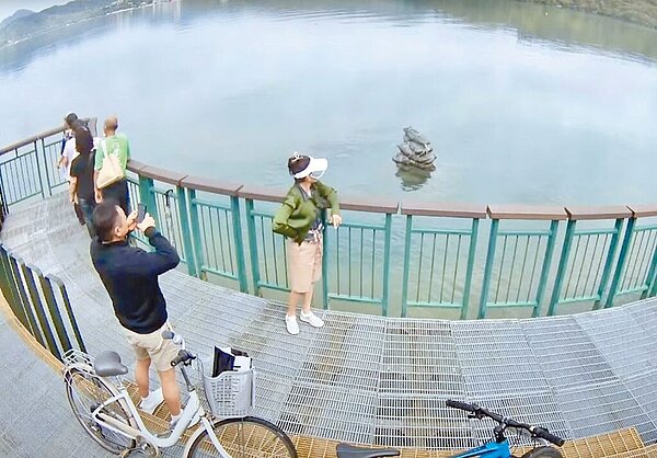 日月潭水位2日回升至747.7公尺,大批遊客探望九蛙開心說「水滿了,看起來卡水」!圖/日月潭風管處提供