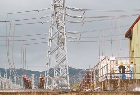 國民黨團為反制電價調漲,已提案修正《電業法》49條,將於今日力拚逕付二讀。圖為變電所。(陳君瑋攝)