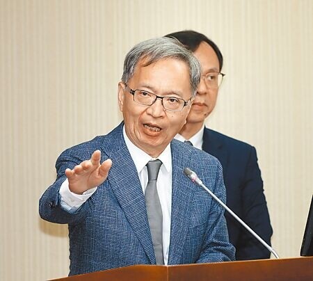 衛福部長薛瑞元2日在立法院表示，醫療服務點值如調為1點1元，年底就要考慮調整明年健保保費。（劉宗龍攝）