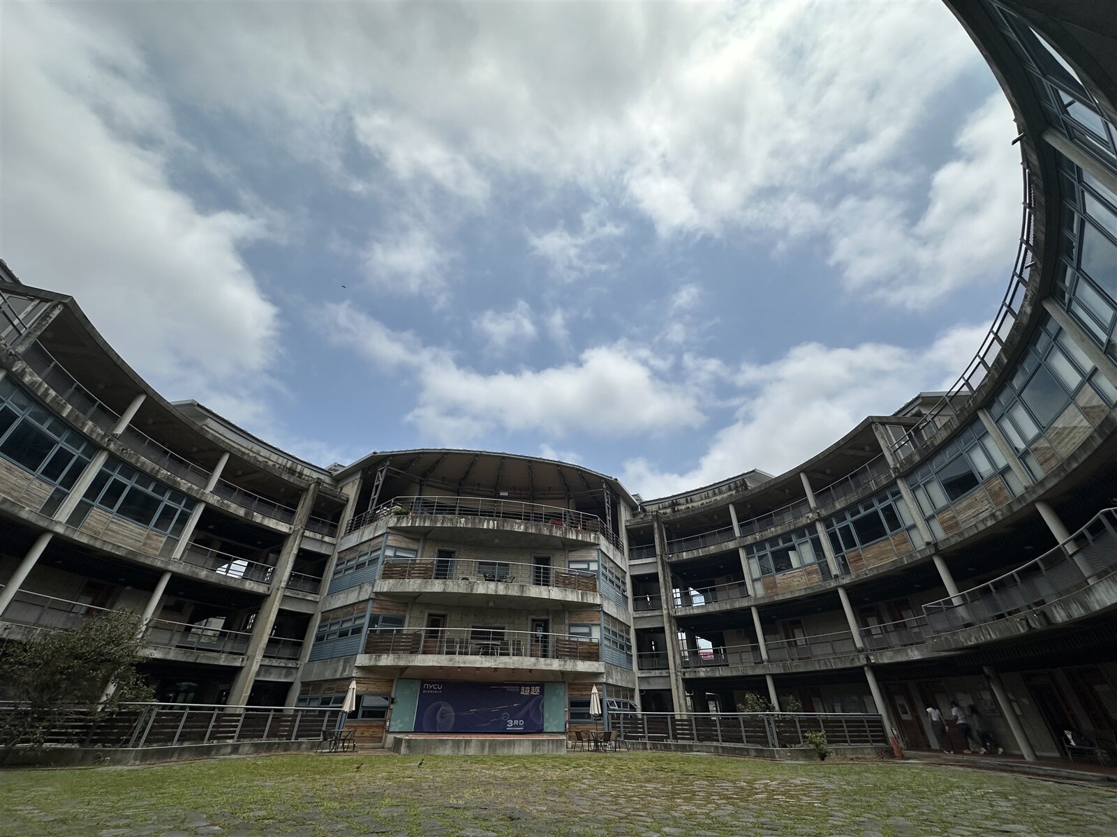 陽明交大六家校區客家學院,為融入周遭客家古蹟群,建築設計採客家圓樓形式設計。記者巫鴻瑋/攝影