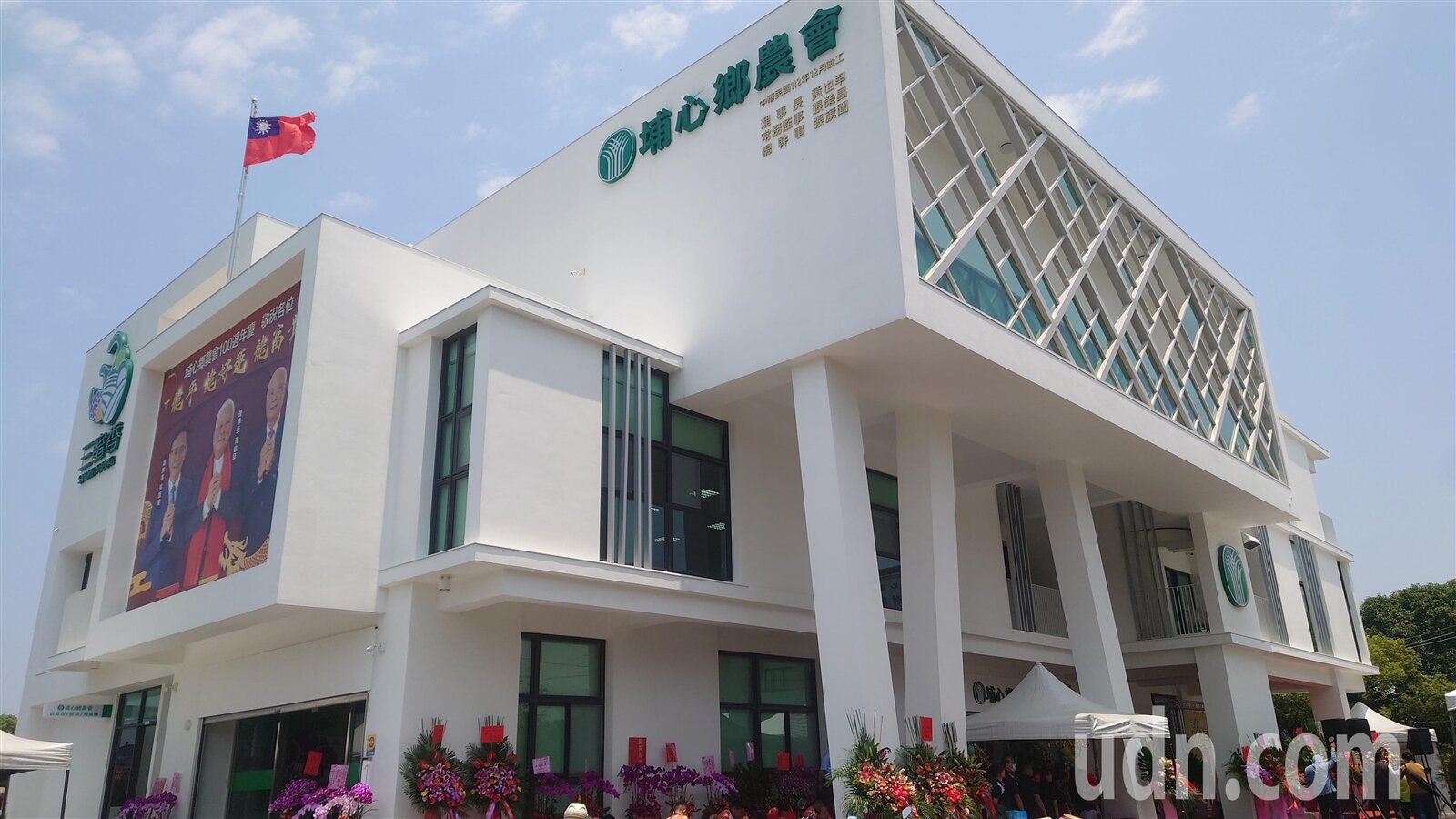 彰化縣埔心鄉農會新建辦公大樓被稱為「埔心白宮」,今落成啟用。記者簡慧珍/攝影