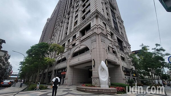 永和大陳單元2已完工,原有住戶都已搬回去。但議員質疑,市府分回的戶數全數賣光,說好要做中繼宅根本跳票。圖為大陳單元2外觀照。記者江婉儀/攝影