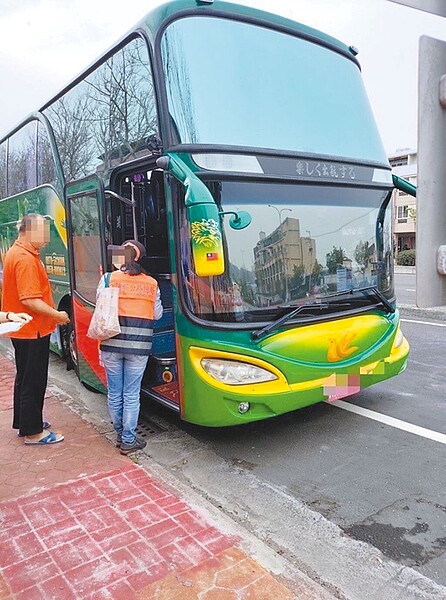 台中短期補習班家數約2900家，去年市府攔查補習班交通車52車次，不合格率32％。圖／台中市教育局提供