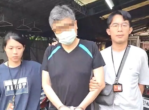 板橋警方將宮男依強盜、竊占通緝解送歸案。記者黃子騰/翻攝