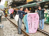 新北年放30萬個天燈　擬貼標章收費