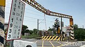 善化平交道限高架遇地震「搖成M字腿」沒人修　民眾：台鐵螺絲鬆了？
