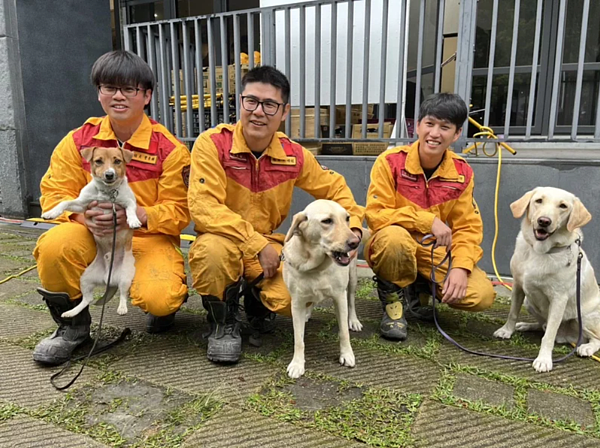 花蓮消防局搜救犬隊,成軍3年第一次出任務,表現亮眼,搜救告一段落後,最近打包準備搬到新落成的特搜基地。圖/聯合報資料照片