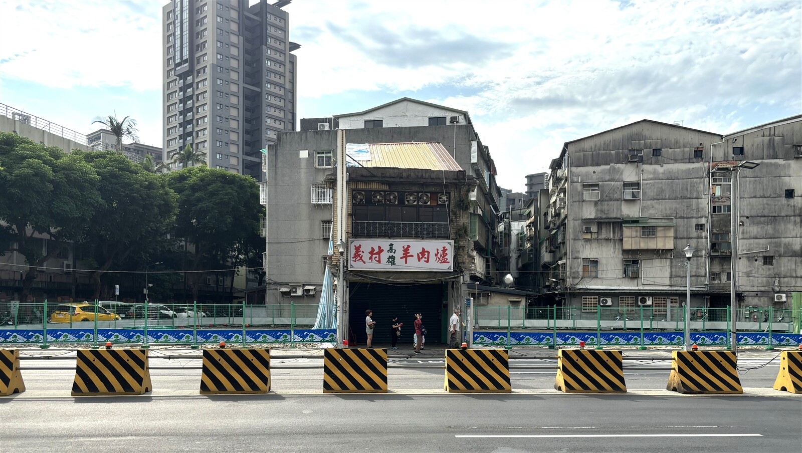 北市又見都更孤島，萬華區萬大路一棟透天因不同意危老，將被兩棟大樓包圍。圖／記者游智文攝影 