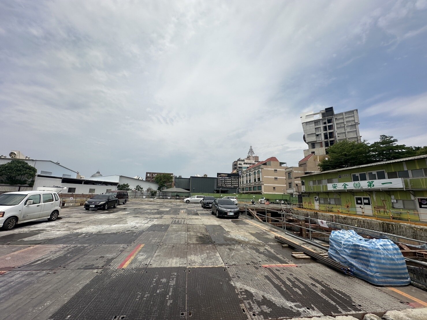 嘉市大潤發對面的社宅興建中。記者魯永明/攝影