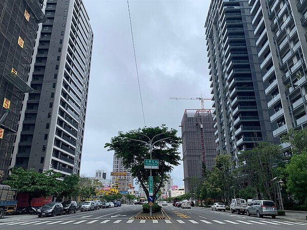 安平跨港大橋拚2028完工,在地房仲看好可平衡安平整體開發狀況,圖為目前安平地區開發程度與房價最高的市府所在地新南段。圖/信義房屋提供