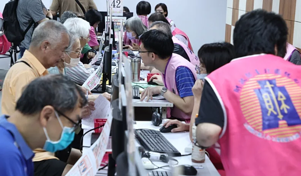 綜合所得稅5月起申報,台北國稅局中正分局勞動節當天上午擠滿報稅民眾。記者侯永全攝影/報系資料照