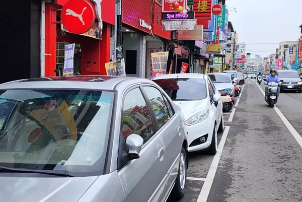 南投草屯路邊停車不收費,因此停車格總是被停得滿滿的,甚至常遭長期占用。圖/本報資料照