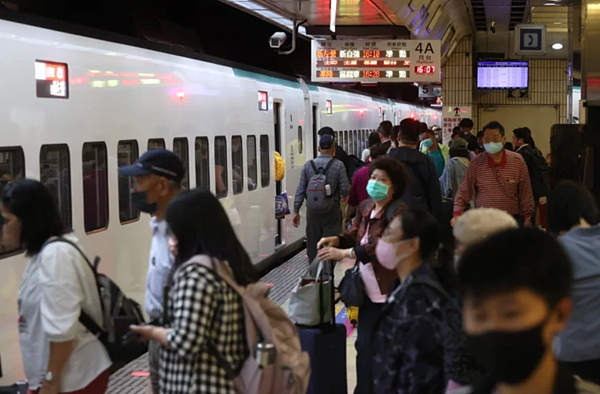 因應端午連續假期疏運旅客需要,台鐵公司自6月7日起至6月11日5天,全線加開各級列車共計99班。聯合報資料照片
