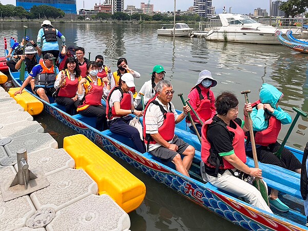 永慶房屋的夥伴們也登船體驗划龍舟,與里民通力合作讓龍舟前進。