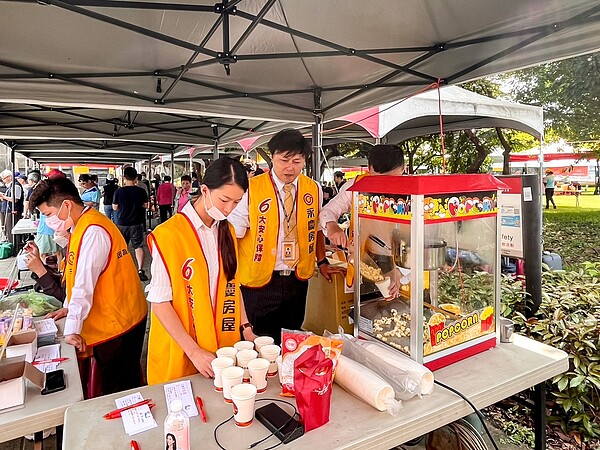 北市三腳渡龍舟文化發展協會在三腳渡碼頭舉行2日體驗活動與,邀請附近學校、里民一起體驗划龍舟,在水上來一趟文化巡禮。