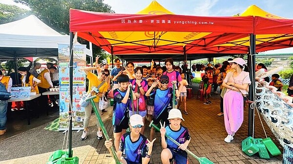 永慶房屋響應「三腳渡龍舟文化巡禮及龍舟體驗推廣活動」,發送免費爆米花給現場民眾。