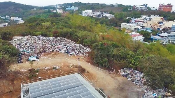 小琉球垃圾堆置場距離居民聚落並不遠，居民不但感到惡臭難當，更為環境衛生擔憂。（民眾提供／羅琦文屏東傳真）