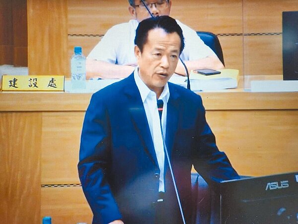 嘉義市積極爭取「嘉義大眾捷運系統藍線」交通建設,嘉義縣長翁章梁3日在議會定期大會上對這項跨縣市軌道建設拋出「雙城結構」的回應。(摘自嘉義縣議會官網/廖素慧嘉縣傳真)