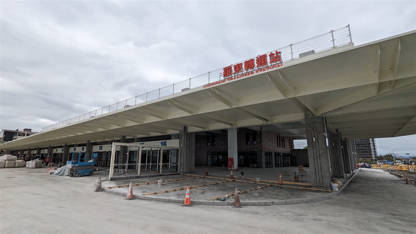 羅東新轉運站4月下旬竣工，目前正在驗收，預計9月上旬啟用。圖為今年3月時已完工接近95%的狀態。記者陳敬丰／攝影 
