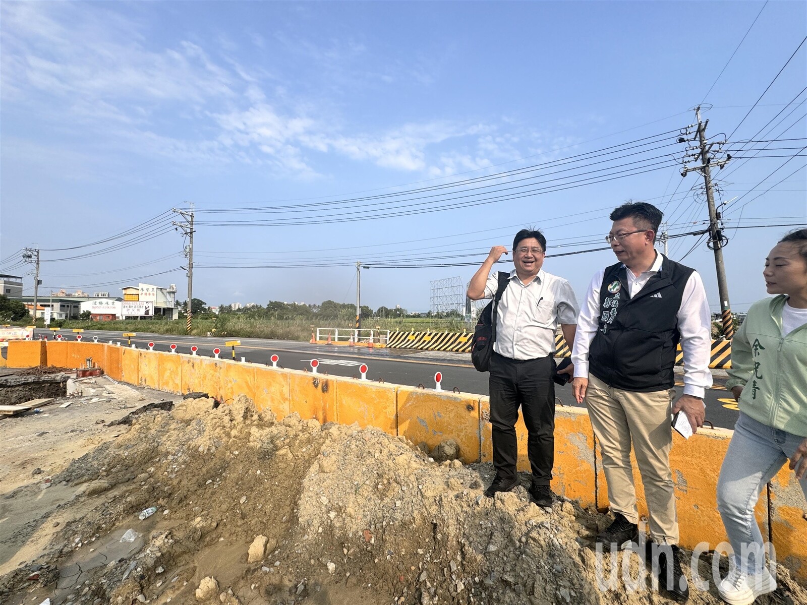 南科周邊行政區持續發展，中央、地方持續覓地興建社會住宅，立委郭國文與國土發展署長吳欣修等人今天到善化、西港等地視察。記者莊曜聰／攝影 