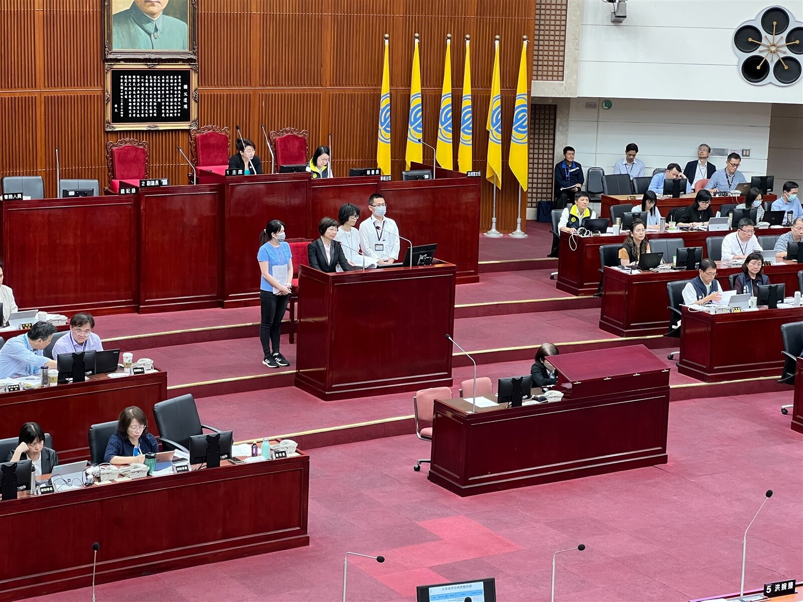 京華城容積高達840%爭議延燒,多位議員今在議會工務部門質詢問都發局。記者林佳彣/攝影