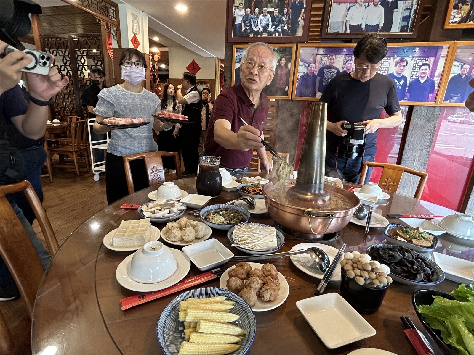 「老舅家鄉味」酸菜白肉鍋老闆聶斌武（中）說明，店內酸菜白肉鍋3靈魂是溫體台灣豬肉、白菜，以及川丸子。記者趙容萱／攝影 