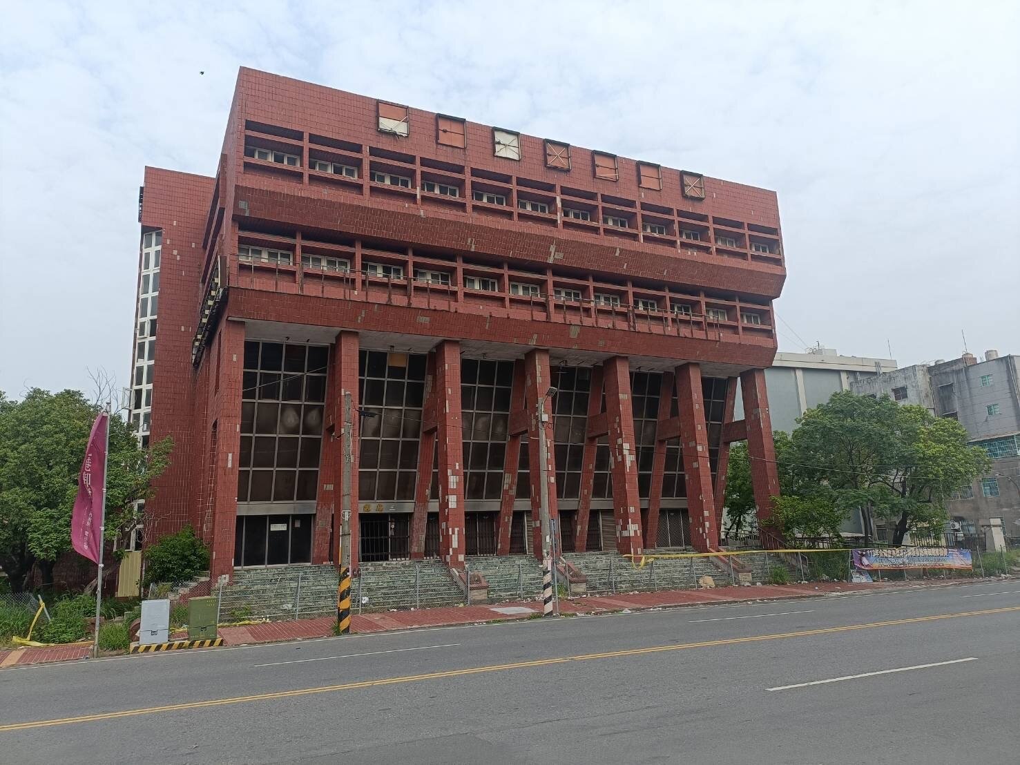 雲林縣北港鎮舊台汽客運站閒置20多年,對比周遭已發展成新型商圈,顯得格外冷清。記者陳苡葳/攝影