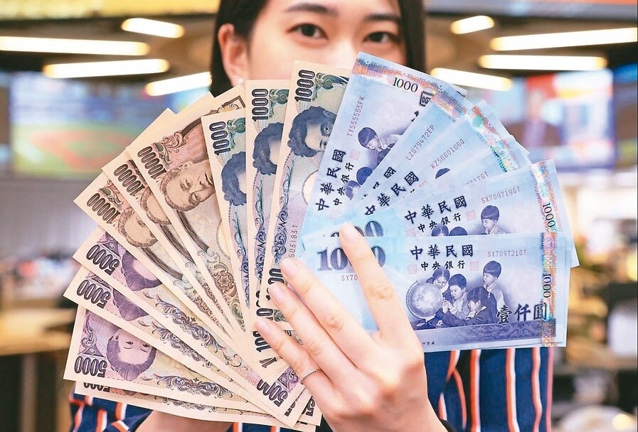 新台幣匯率昨天強升1.2角,收在32.376元,創下半個月新高。 圖/聯合報系資料照片