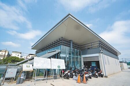 鶯歌鳳鳴臨時站2020年12月動工,目前工程進度逾9成,預計2024年11月30日啟用,採無人簡易站型式管理。(陳慰慈攝)