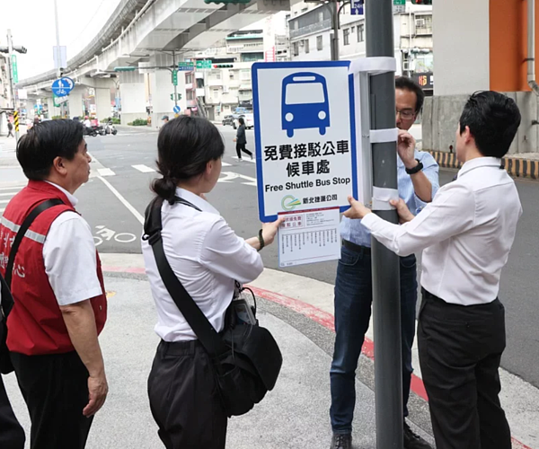 強震導致環狀線受損,新北市提供免費接駁公車,但十四張站卻因單行道問題,接駁車無法進入。聯合報資料照片