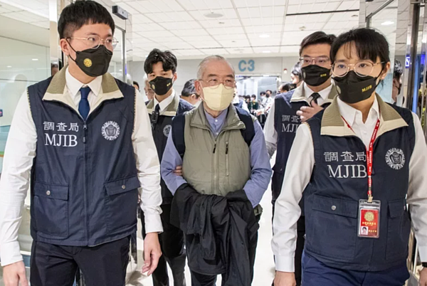 名醫黃立雄(中)涉詐潛逃加拿大,晨5時15分被遣返回台,由調查局人上銬押解歸案。記者季相儒/攝影