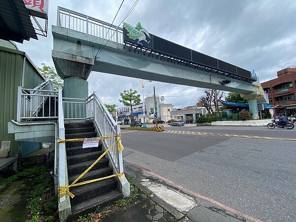 八里大崁陸橋地震受損先封閉後拆除 5月7、8、17、18日中華路一段夜間封路。圖／新北市養工處提供