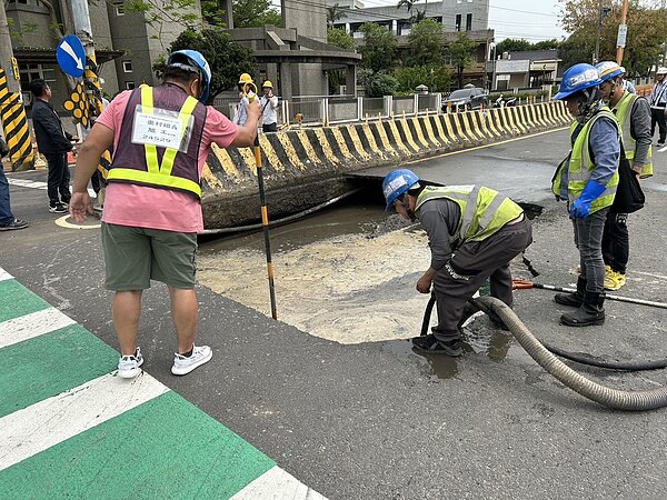 縣府獲報後已緊急派員灌漿搶修。圖/新竹縣工務處提供