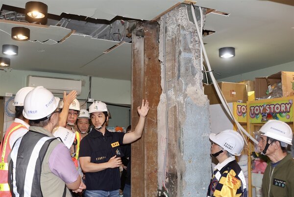台北市長蔣萬安在0403地震後視察受損建物補強措施。圖／聯合報系資料照