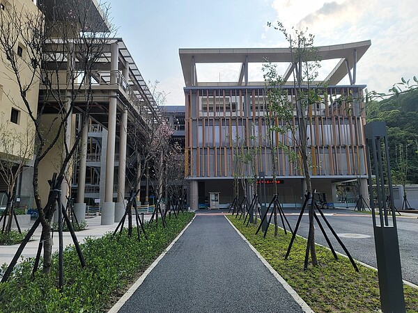 台北市第二殯儀館耗資近20億元興建,但是品質卻出現零星狀況。圖/台北市新工處提供