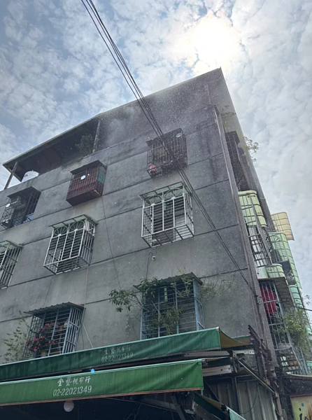 新北市新莊區八德街上午10時許發生住宅火警,1幢4層樓老舊公寓的頂樓加蓋屋內神明廳起火燃燒,消防隊趕抵不到半小時撲滅火勢,燃燒面積也不大,但進屋搜索發現1名78歲老翁已明顯死亡。記者林昭彰/翻攝