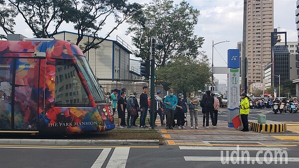 輕軌愛河之心站日均運量，勝過一票的捷運、台鐵車站。記者王勇超／攝影 