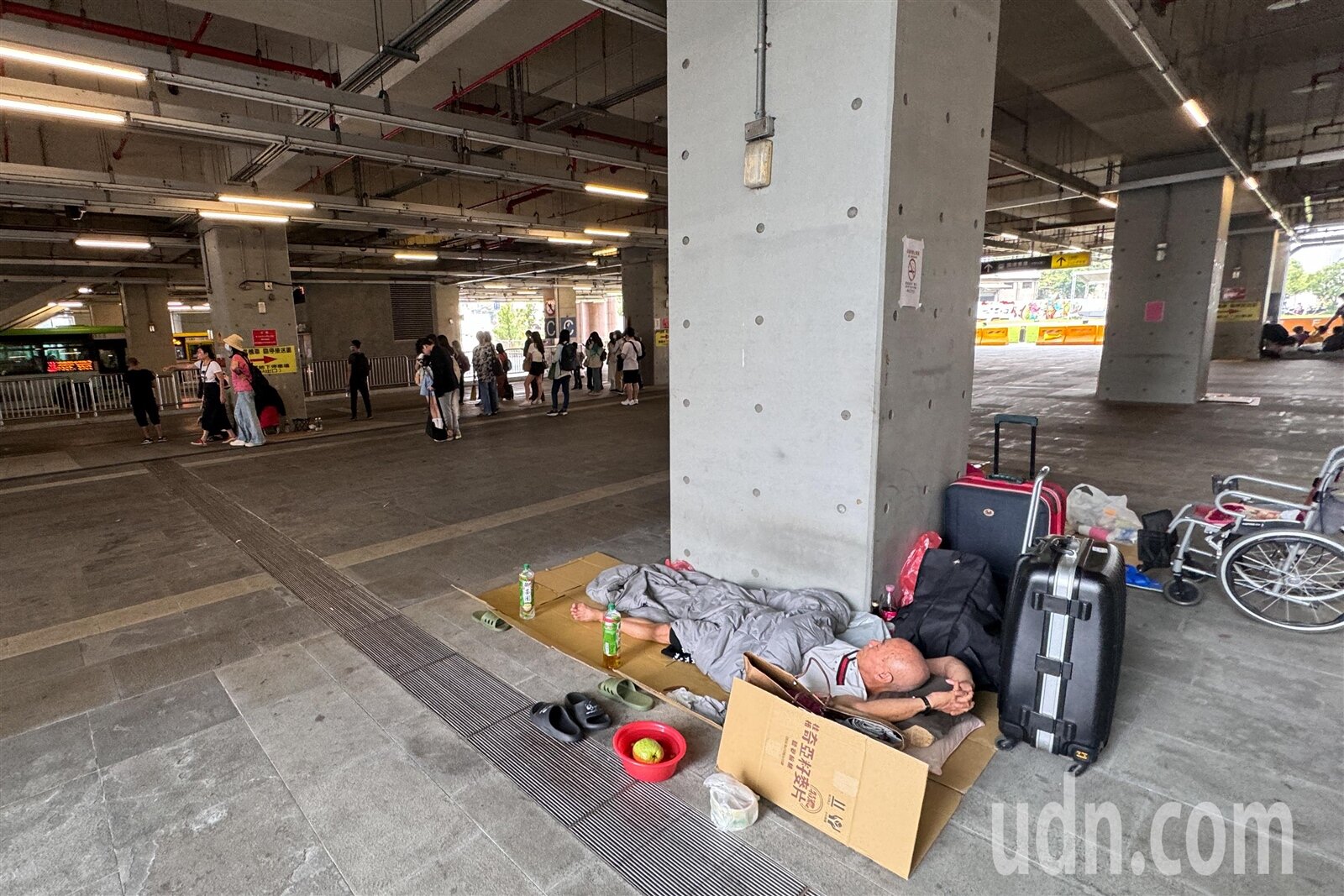 台中火車站周邊街友聚集,台中市府最近強化清除街友行李,常進出車站的乘客說,台中車站確實變乾淨了。記者黃仲裕/攝影
