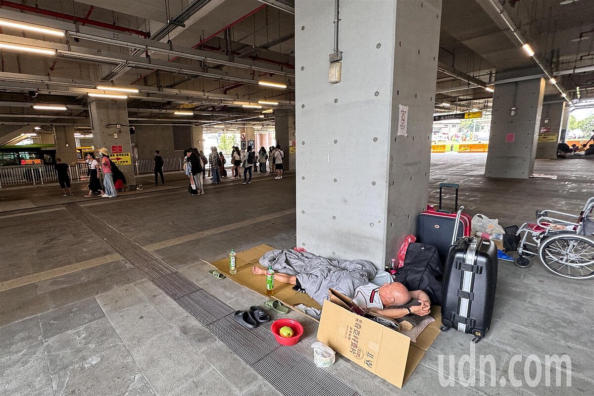 台中火車站周邊街友聚集,台中市府最近強化清除街友行李,常進出車站的乘客說,台中車站確實變乾淨了。記者黃仲裕/攝影