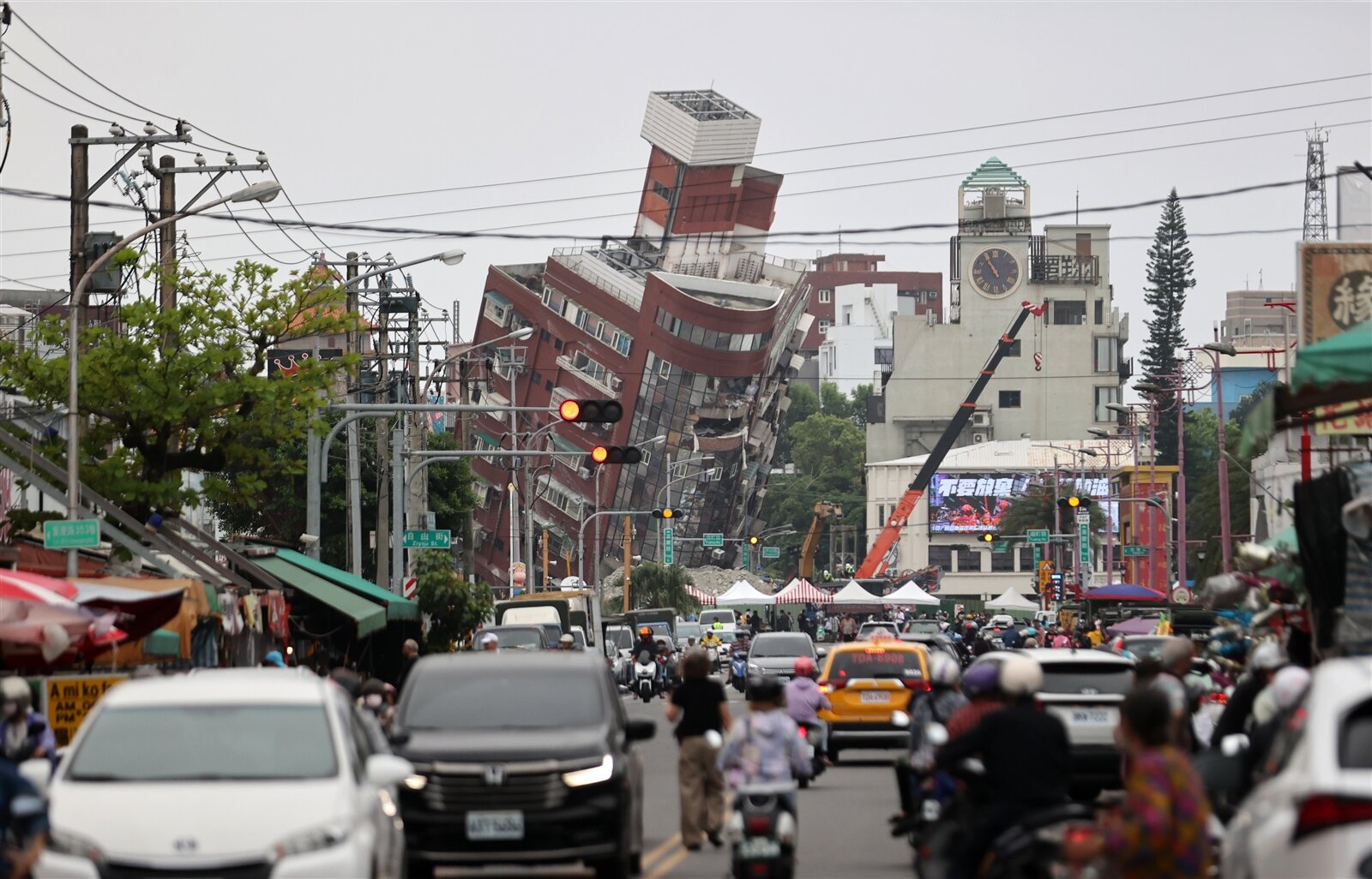 花蓮大地震造成許多建物被震倒、受損,圖為天王星大樓。聯合報系資料照