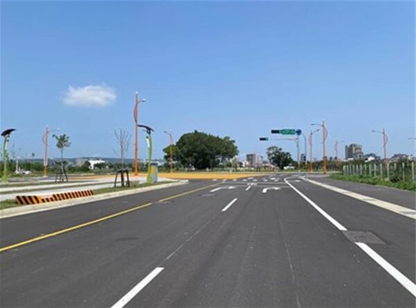 13期重劃區整合標工程去年底完工,今年4月30日開放通車,將可緩解建國北路、文心南路與三民西路車流,未來也將串連8期、中山醫大商圈與秀泰商圈,促進發展。圖/中市府提供