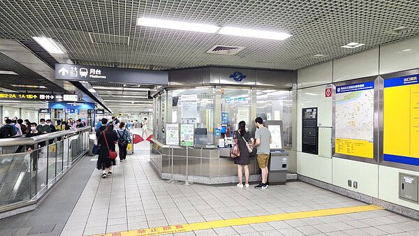 台北捷運提供一項貼心服務,旅客若有攜帶證件,簽「旅客欠費處理單」後可借車資。記者楊正海/攝影