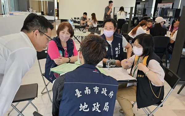 台南市地政局前往安南區預售建案調查疑似炒作行為。圖／地政局提供