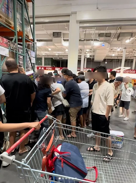 有網友在TikTok分享,好市多嘉義店大批人潮,湧向棧板擠得水洩不通,原本堆滿的ARIEL洗衣精貨架一放到地上,瞬間被蜂擁而上的民眾搶購一空,狂搬景象讓網友驚呼「太瘋狂!」。記者魯永明/翻攝