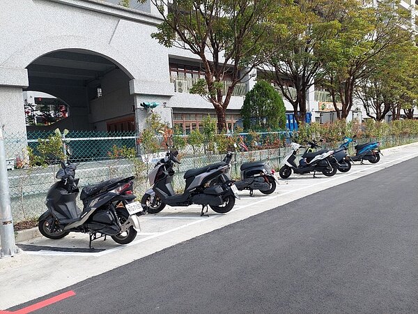 中和中山路新增73個免費機車格。圖／新北市府提供