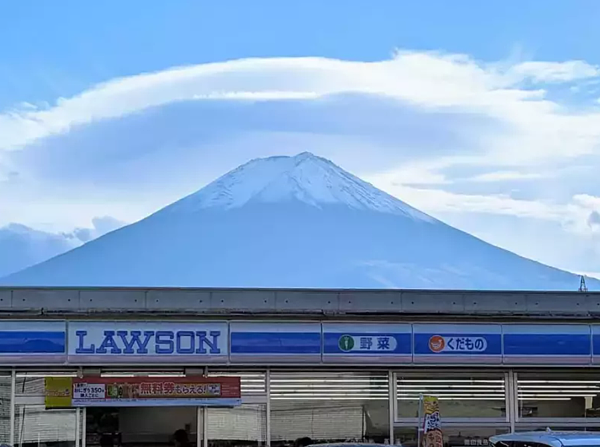 河口湖車站前的LAWSON便利商店是知名打卡點。圖／讀者提供