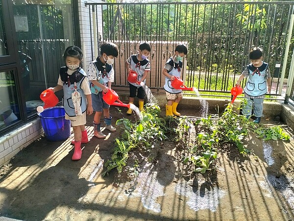 清福長照附設清福幼兒園，孩子們在澆灌開心農場。圖／勞工局提供